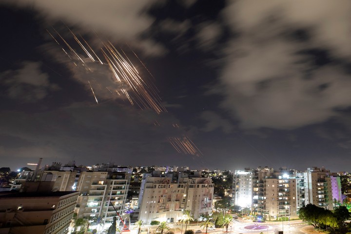 El sistema antimisiles Cúpula de Hierro de Israel intercepta cohetes, visto desde Ashkelon, Israel. Foto Reuters