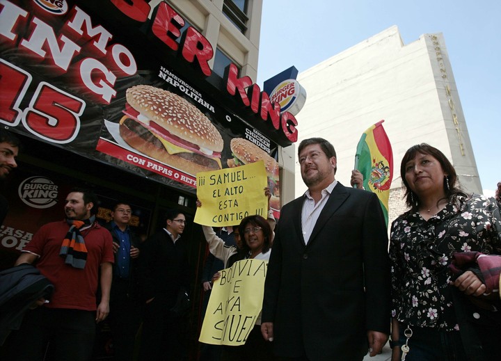 Samuel Doria Medina frente a uno de sus locales de Burger King en 2011. Foto: Reuters/David Mercado