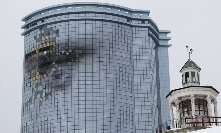 Uno de los edificios dañados en su parte superior. Foto: Reuters