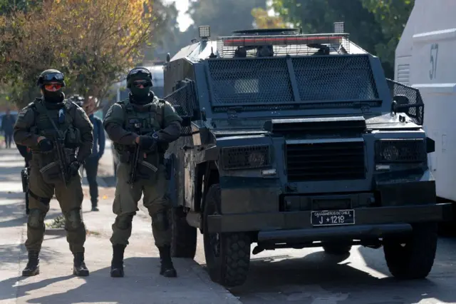 Agentes chilenos junto a un vehículo policial. 