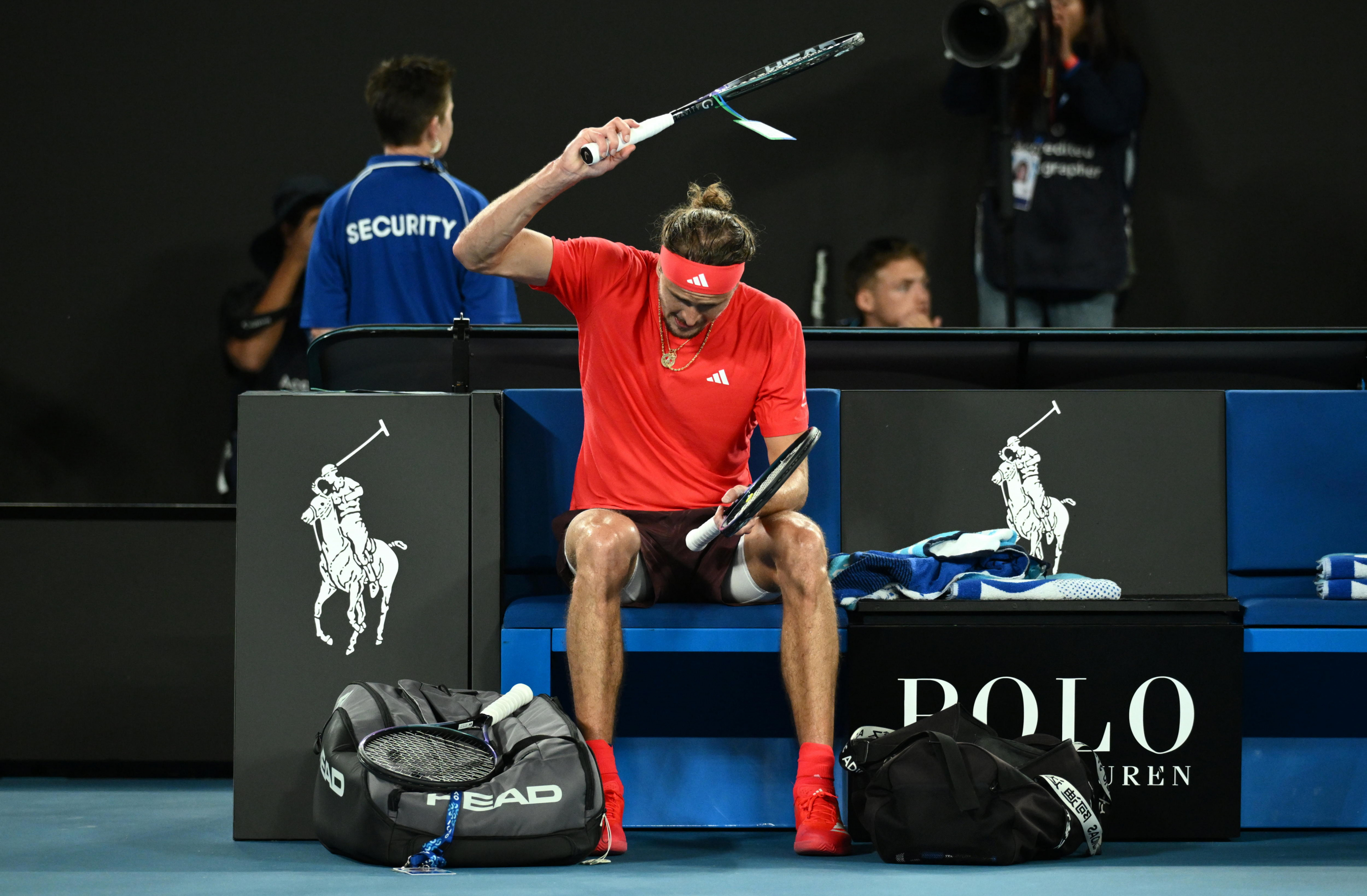 Zverev lo paga con la raqueta.