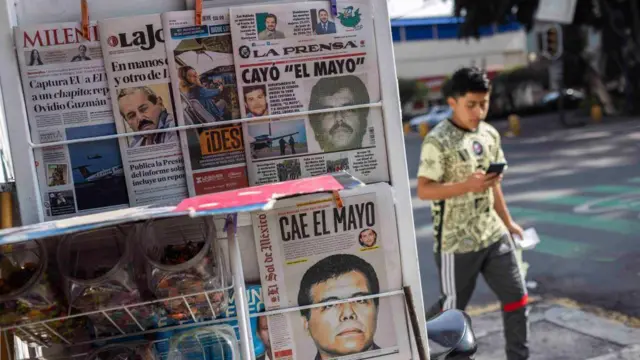 Portadas de los periódicos mexicanos que muestran la noticia de la captura de Ismael "El Mayo" Zambada, en un kiosco de la Ciudad de México, México, el 26 de julio de 2024. (Foto de Rodrigo Oropeza / AFP) (Foto de RODRIGO OROPEZA/AFP vía Getty Images)
