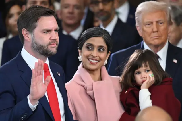 JD Vance jura el cargo de vicepresidente junto a su esposa, Usha, y sus hijos.