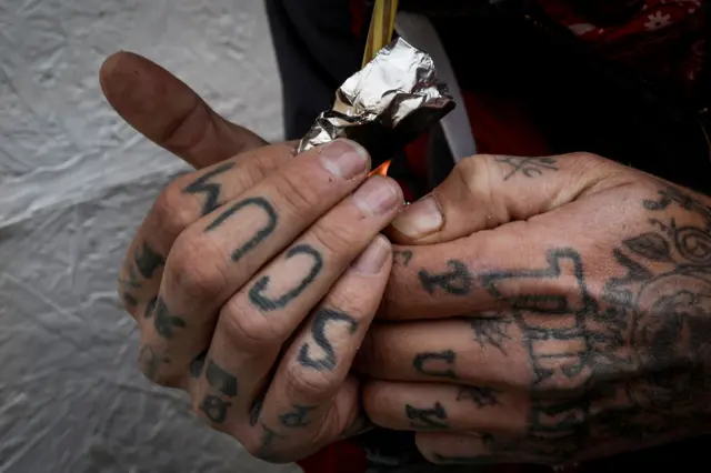 James "Sleaze" Morgan fuma fentanilo en polvo en un callejón en Columbus, Ohio, Estados Unidos, el 20 de noviembre de 2024. REUTERS/Shannon Stapleton 