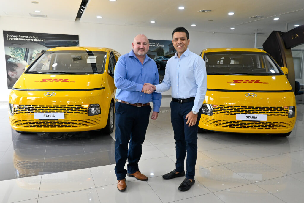 Daniel Sologuren gerente general de DHL Bolivia y Francisco Osinaga gerente general de Carmax