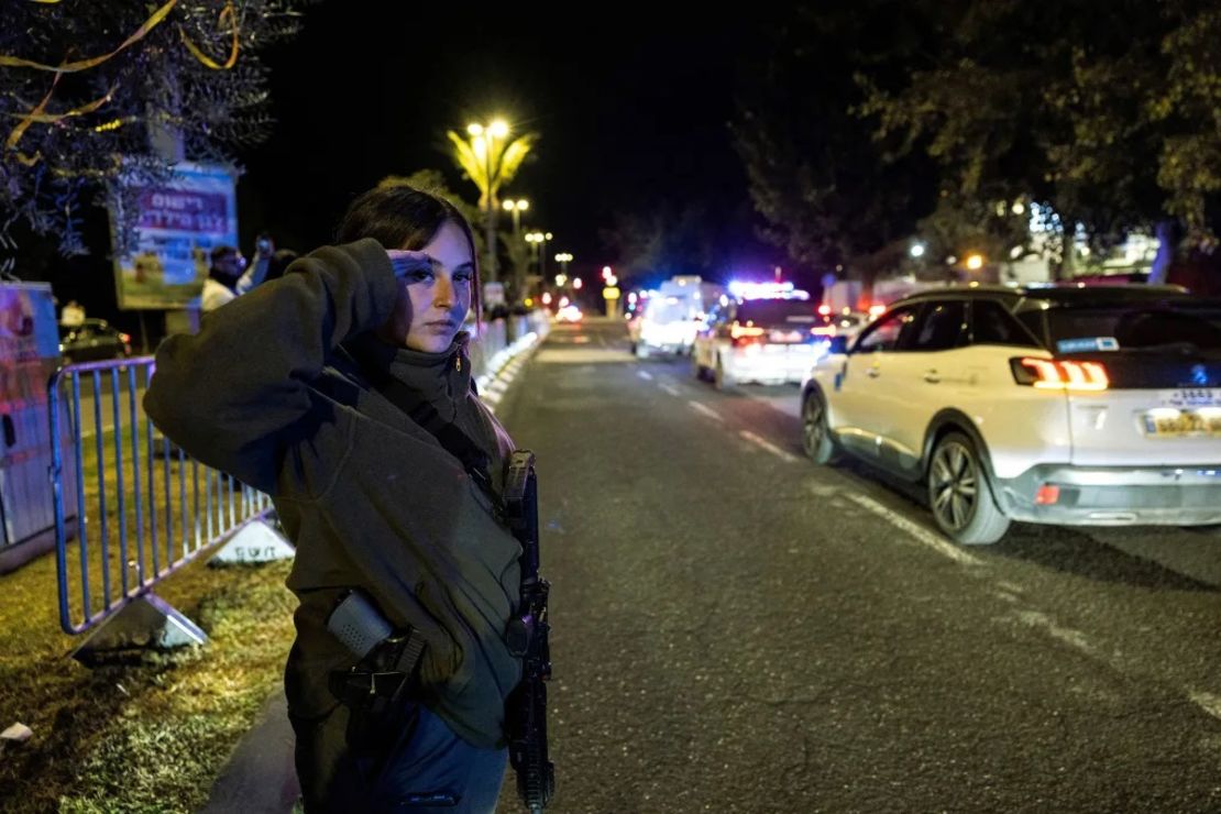 Una agente de la Policía Fronteriza israelí saluda a la llegada a Tel Aviv de una camioneta que transporta el cuerpo de Shiri Bibas.