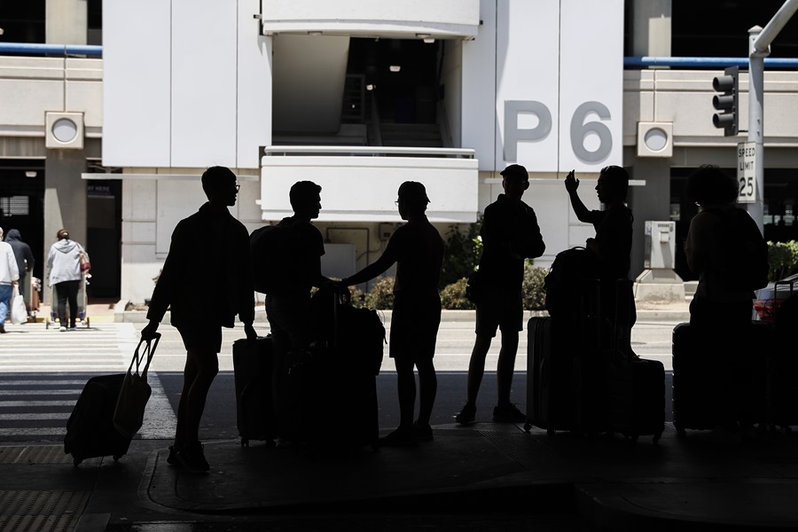 Fotografía de archivo de la entrada de un aeropuerto de EE.UU., en la que pasajeros esperan en la zona de llegadas. EFE/Caroline Brehman